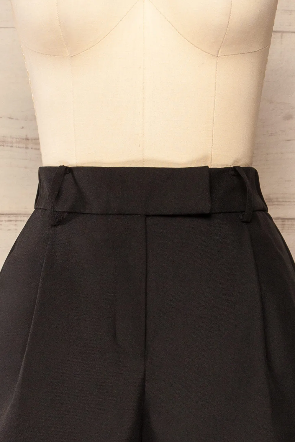 Kunga Black | High-Waisted Shorts w/ Pockets