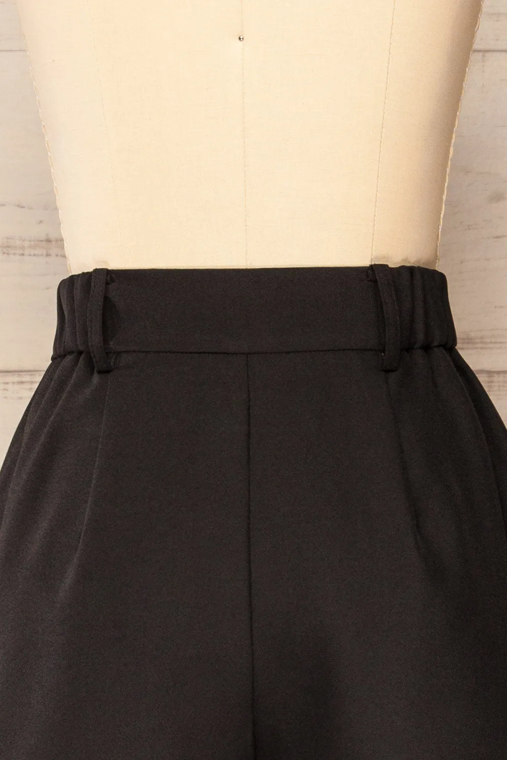 Kunga Black | High-Waisted Shorts w/ Pockets
