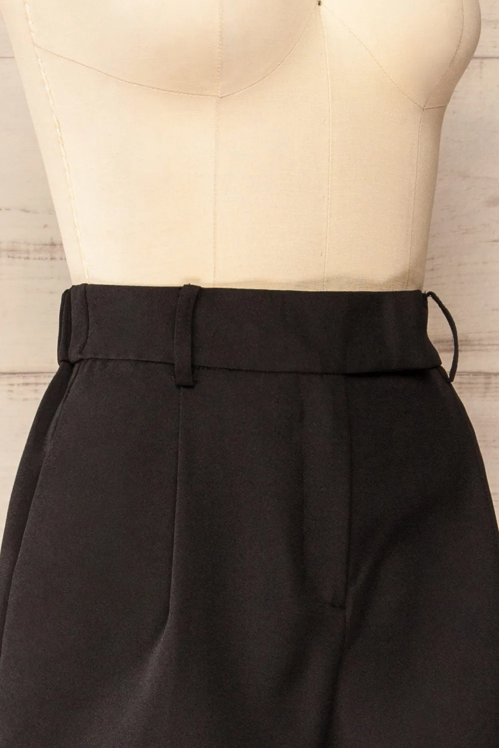 Kunga Black | High-Waisted Shorts w/ Pockets
