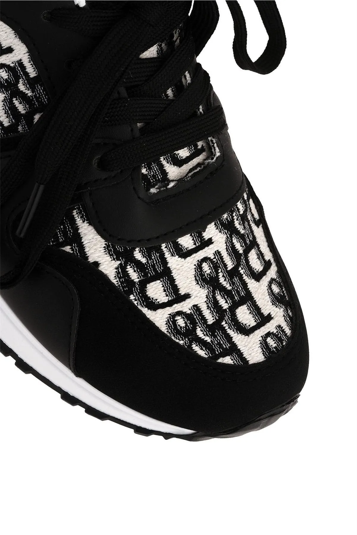 Mi Amor D-Logo Lace Up Trainer in Black