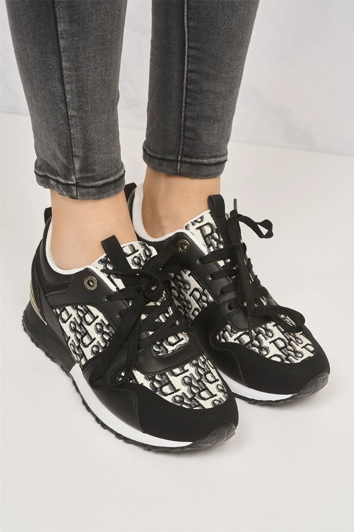 Mi Amor D-Logo Lace Up Trainer in Black