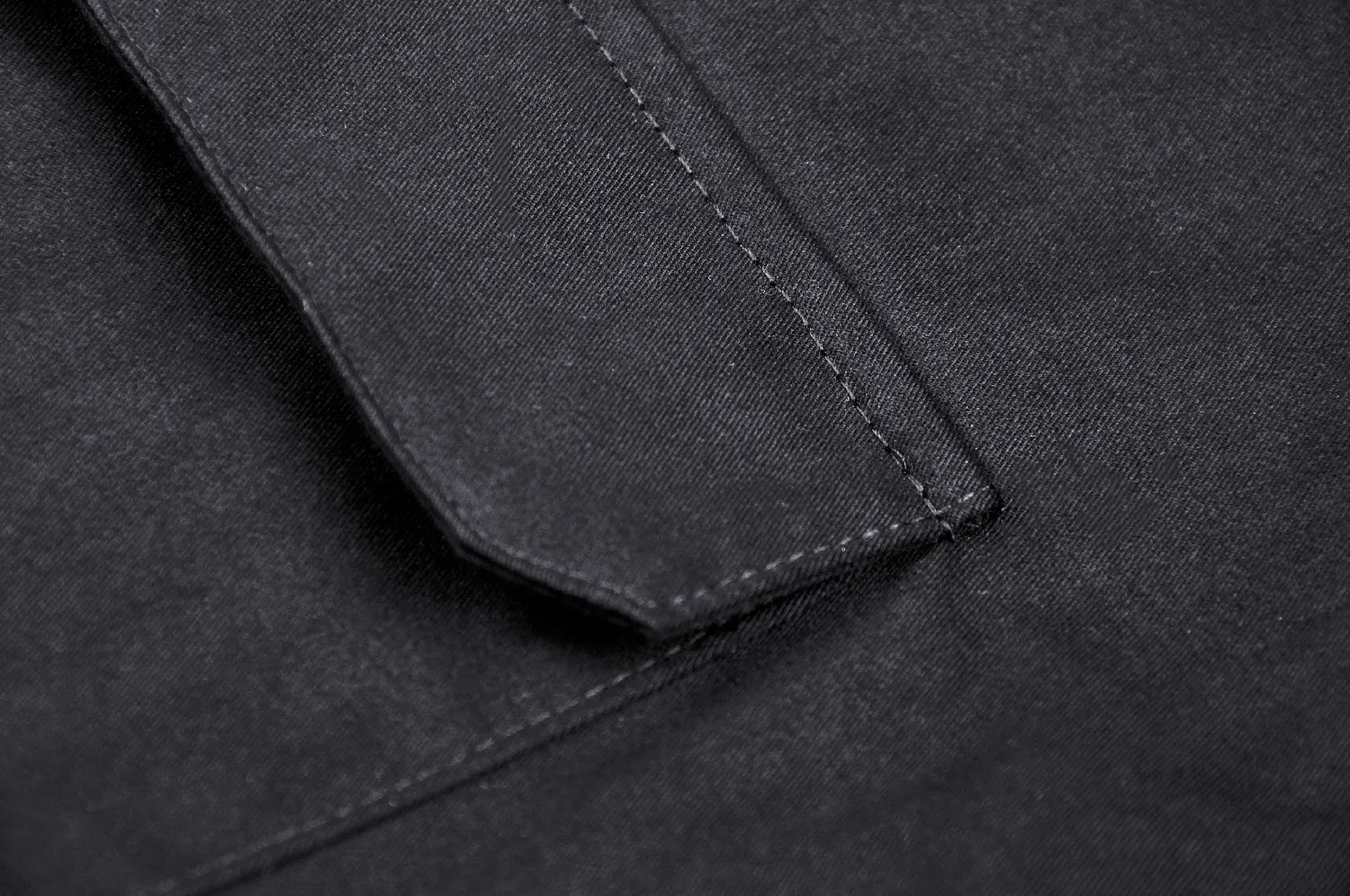 Urban-Style Black Cargo Pants with Spacious Pockets