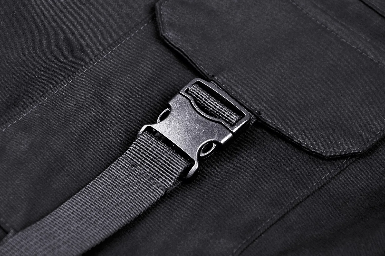 Urban-Style Black Cargo Pants with Spacious Pockets