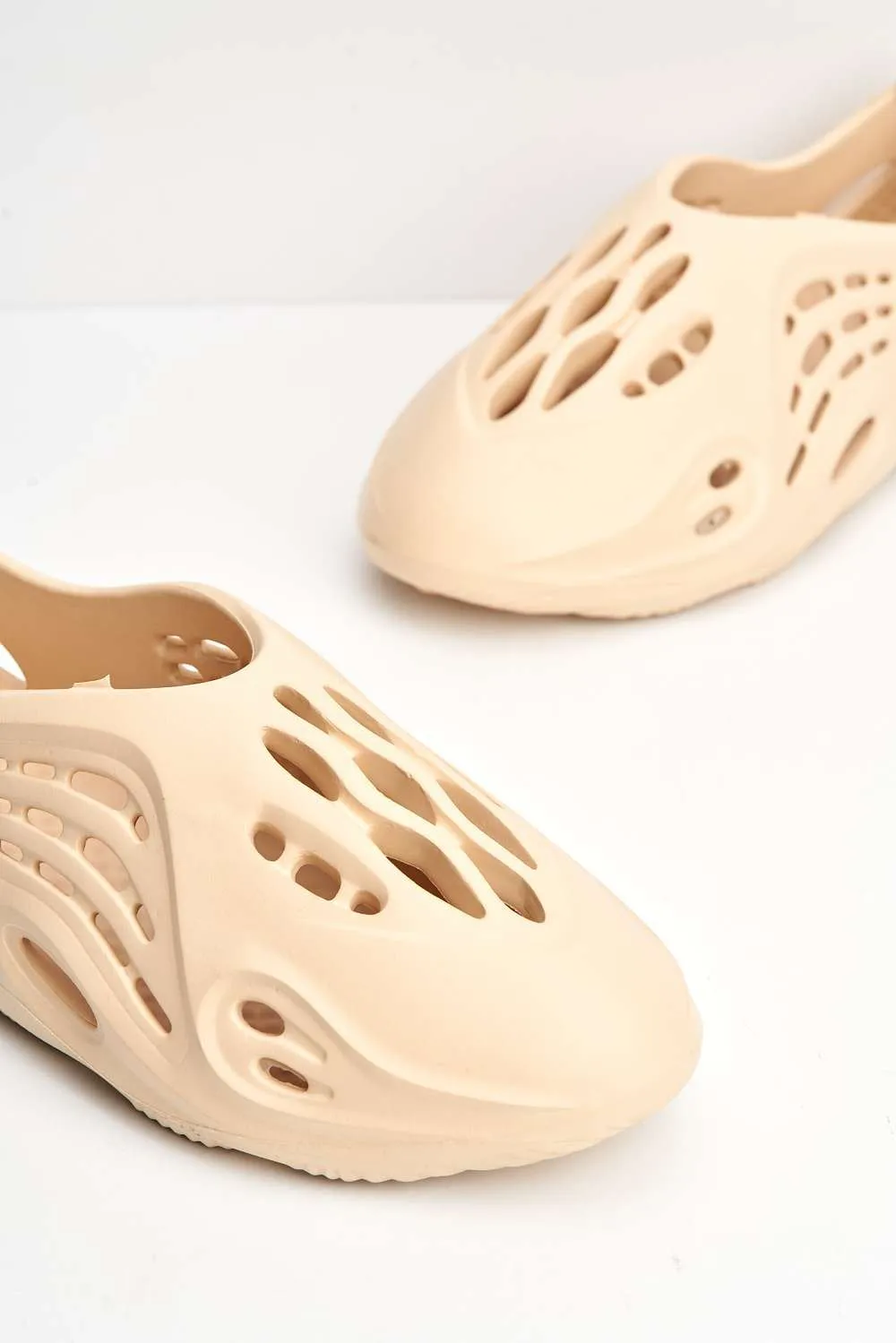 Xavi Foam Slip On Trainer in Bone